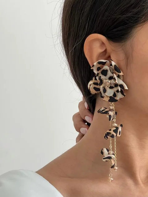 گوشواره گل پارچهای پلنگی آویزدار