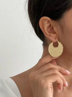 گوشواره دایره‌ای بافت‌دار طلایی