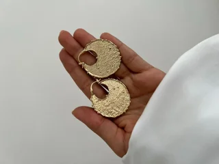 گوشواره دایره‌ای بافت‌دار طلایی